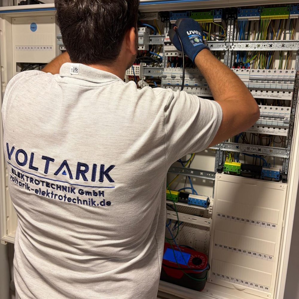 Elektrofachkraft von Voltarik Elektrotechnik bei der Prüfung eines Verteilers mit Messgerät