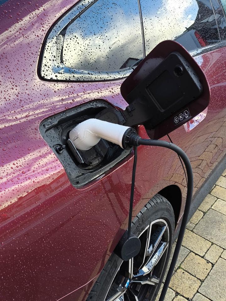 Ladestecker im Ladeanschluss eines Elektroautos beim Laden